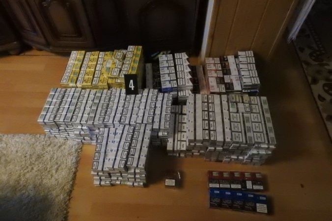 Foto: Colníci pri prehliadke našli stovky kartónov neoznačených cigariet a hotovosť
