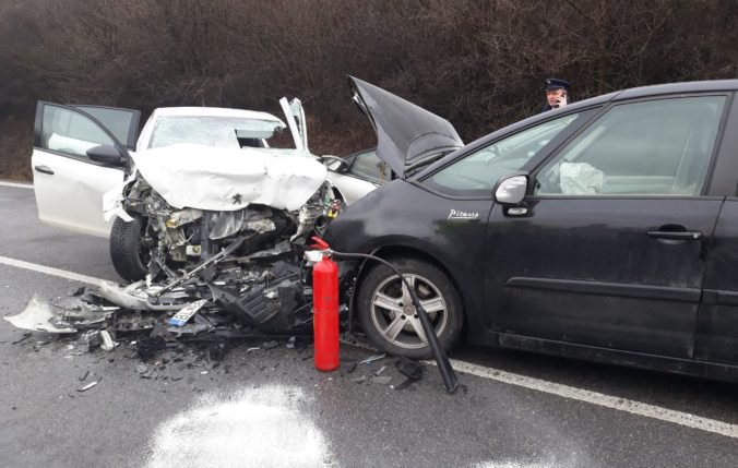 Foto: Vodič prešiel do protismeru a zrazil sa s Citroënom, dve osoby utrpeli ťažké zranenia