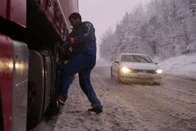 Veľmi silné sneženie v Bosne a Hercegovine spôsobilo chaos v doprave, rušiť museli viacero letov