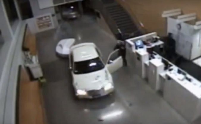 Video: Žena vrazila autom do policajnej stanice v San Pedre a potom sa snažila z vestibulu vycúvať
