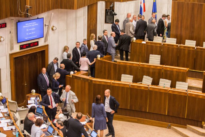 Online: Voľba ústavných sudcov v parlamente, poslanci by mali zvoliť 18 kandidátov