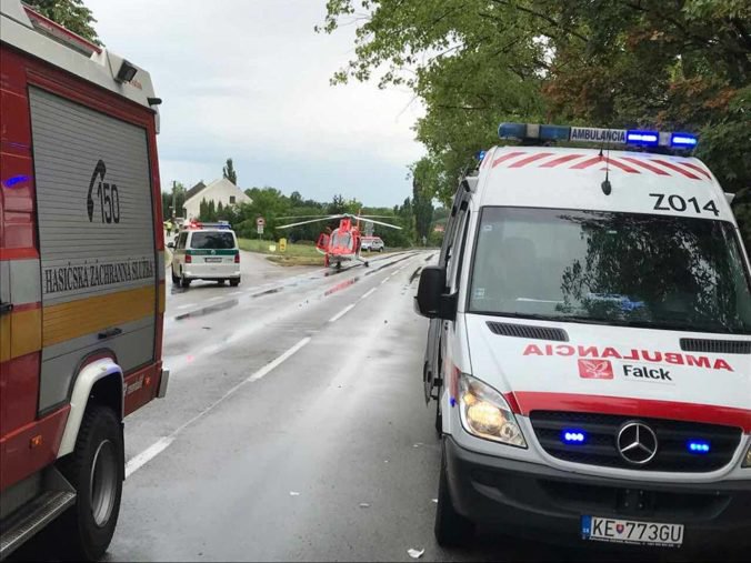 Pri Trnave sa stala vážna dopravná nehoda, pre zrážku troch áut uzavreli cestu