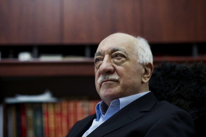 Turecko vydalo príkazy na zadržanie stoviek osôb s údajnými väzbami na obvineného vodcu Gülena