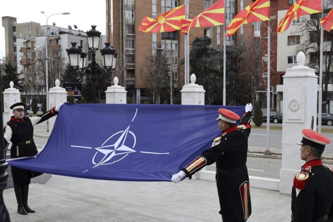 Video: Macedónsko pred oficiálnou zmenou názvu vztýčilo na vládnej budove v Skopje vlajku NATO