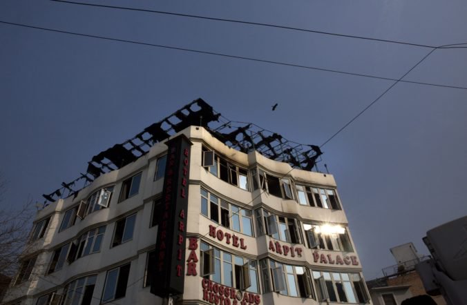 Video: Požiar v hoteli Arpit Palace neprežilo 17 ľudí, na mieste zasahovali desiatky hasičov