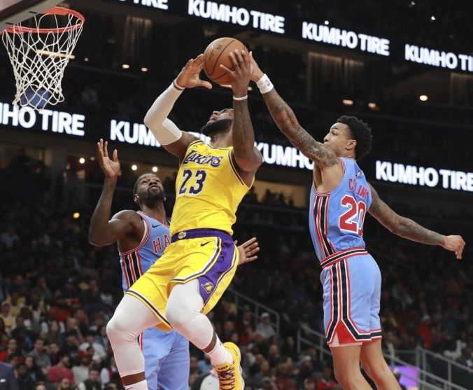 Video: Čerstvo posilnení Sixers nestačili na Boston, LeBron James nezabránil prehre Lakers