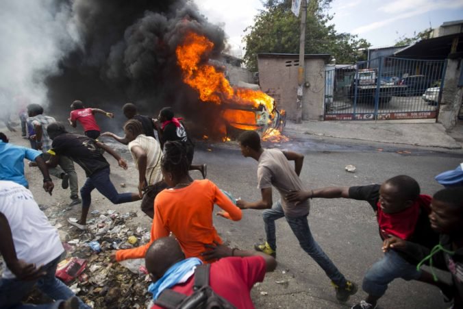 Všetci odsúdení z väznice na juhu Haiti ušli, využili príležitosť počas protivládnej demonštrácie