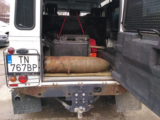Foto: V kovošrote našli cvičnú leteckú bombu, zasahoval aj policajný pyrotechnik