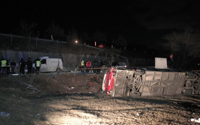 Severné Macedónsko vyhlásilo štátny smútok, pri nehode autobusu zahynulo viac ako desať ľudí