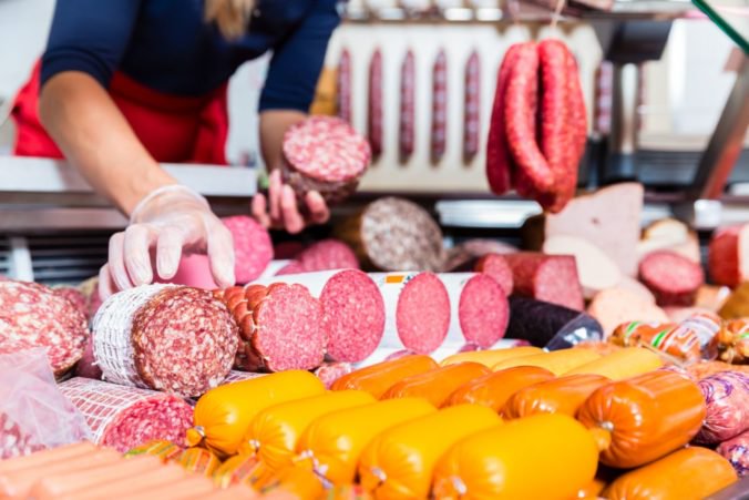 Slovensko má nedostatok domáceho mäsa, podľa Mäsovýroby Cimbaľák bitúnky nedokážu pokryť kapacity