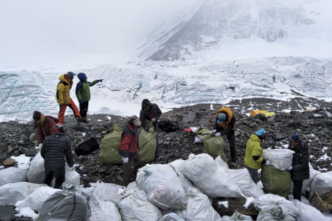 Čína zatvorila základný tábor pre turistov na Mount Evereste pre problém s množstvom odpadu