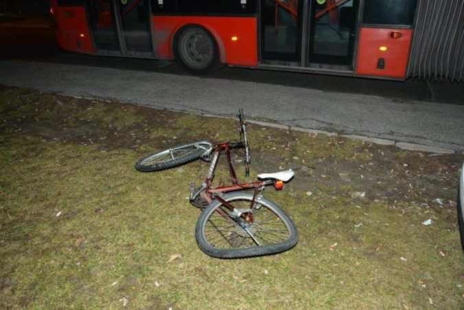 Foto: Autobus MHD zrazil v Bratislave cyklistu, muž zomrel počas prevozu do nemocnice