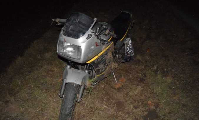 Foto: Motocyklista bez vodičáku, prilby a opitý viezol spolujazdca, na rovnej ceste skončili v priekope