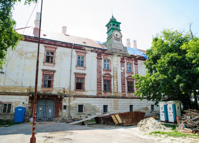 Schválený rozpočet mesta Hlohovec ráta aj s pokračovaním rekonštrukcie Hlohovského zámku