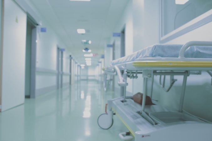 V Banskobystrickom kraji zakázali pre chorobnosť návštevy v nemocniciach a zatvorili 75 škôl