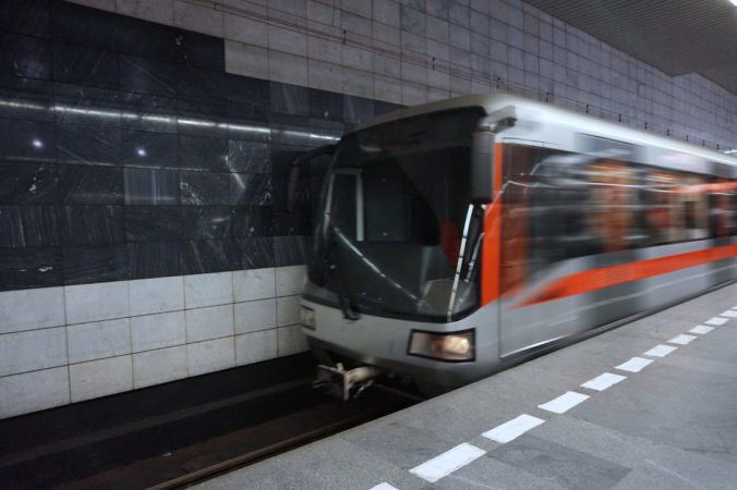 Žena spadla v Prahe pod metro, bola na mieste mŕtva