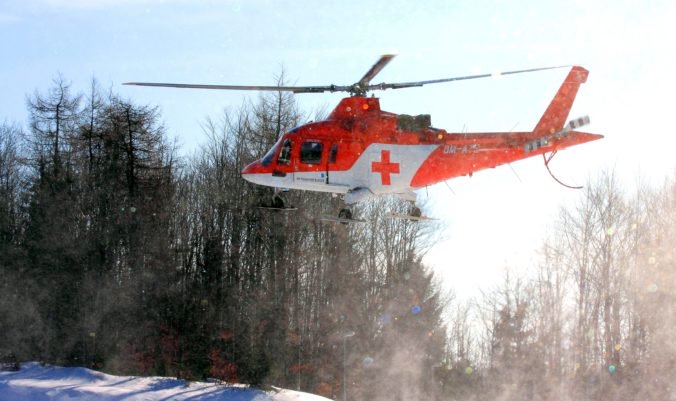 Vrtuľník zasahoval pri zranených lyžiaroch, skialpinista si zlomil oba členky
