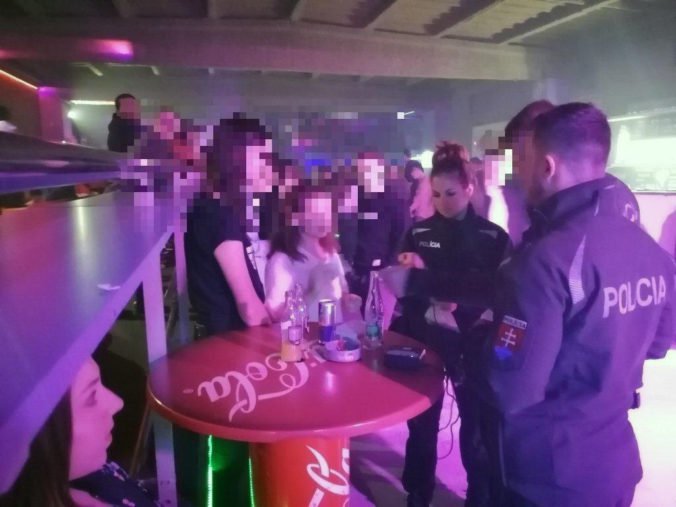 Foto: Polícia kontrolovala v Šaštíne-Strážoch bary a našla desiatky opitých tínedžerov