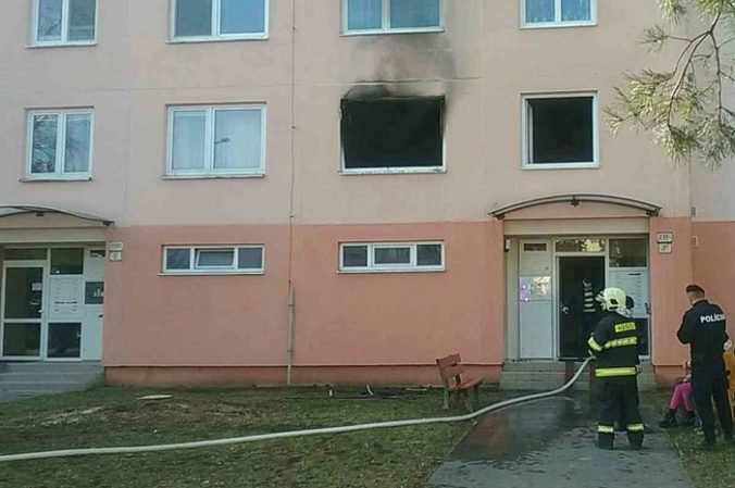 Foto: V jednom z trenčianskych panelákov horel byt, hasiči museli evakuovať niekoľko ľudí