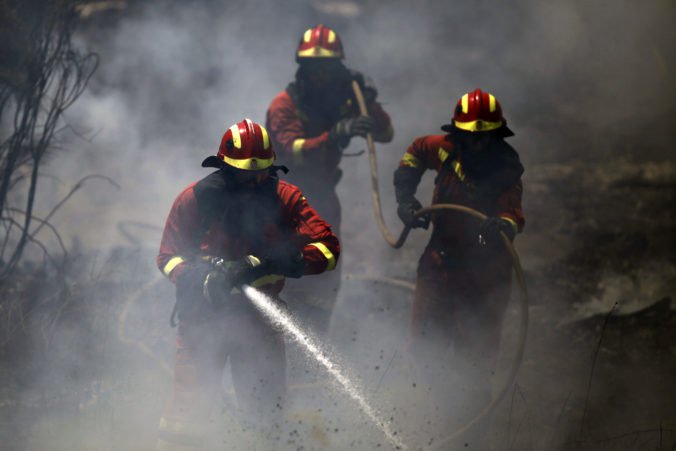 Hasiči na severe Španielska bojujú s desiatkami požiarov, niektoré boli zrejme založené úmyselne