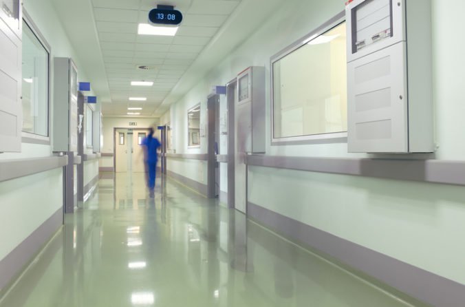 Vo Fakultnej nemocnici v Nitre pre chrípku zakázali návštevy na viacerých klinikách