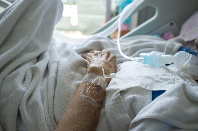 Fakultná nemocnica v Nových Zámkoch zakázala návštevy pacientov, v okrese úraduje chrípka