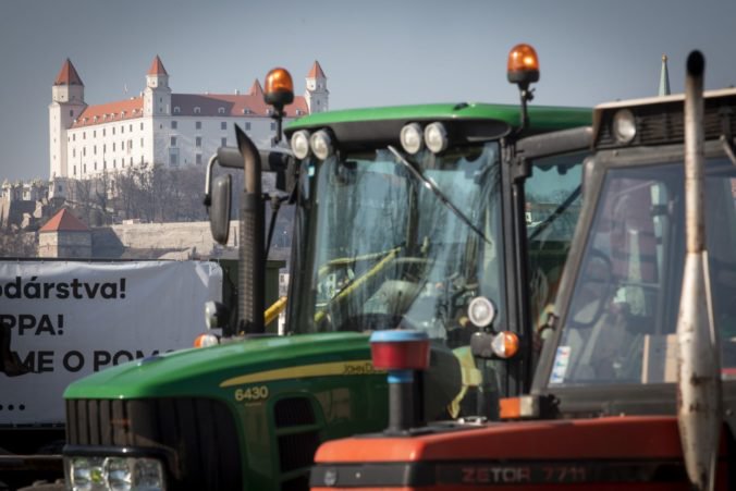 Foto: Protestujúci farmári dorazili do Bratislavy, žiadajú podpis memoranda a stretnutie s Pellegrinim