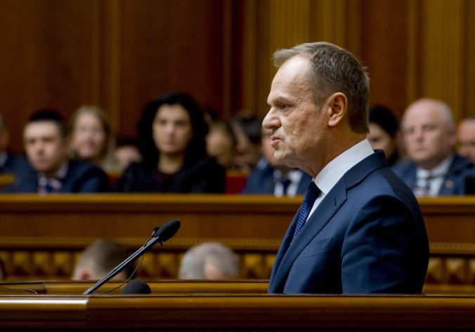 Tusk vyzval na väčšiu solidaritu s Ukrajinou a s Porošenkom si uctil obete protestov