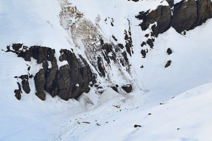 V lyžiarskom stredisku Crans-Montane spadla lavína, zavalila viacero ľudí