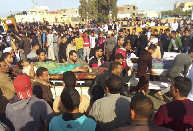 Video: Samovražedný útočník zabíjal neďaleko známeho trhu Chán al-Chalílí v Káhire