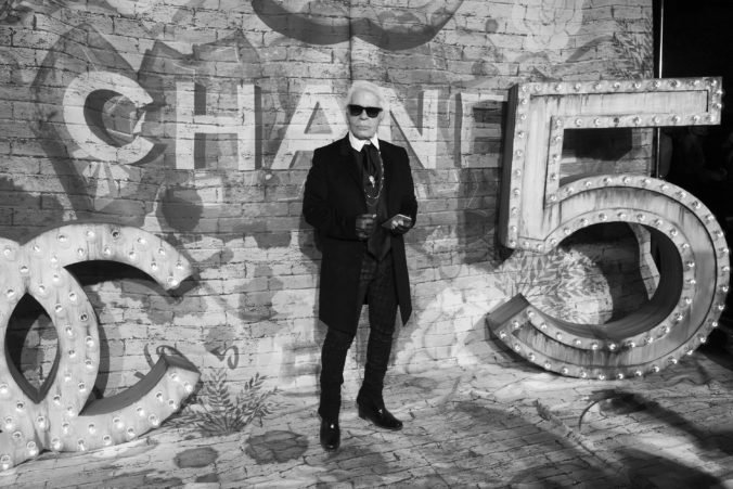 Zomrel Karl Lagerfeld, módny návrhár a kreatívny šéf značky Chanel