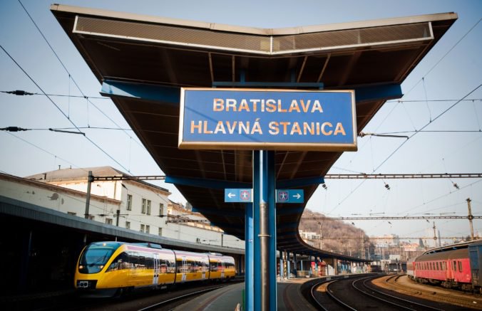 Dopady dopravných obmedzení v Bratislave môžu zmierniť aj posilnené vlaky