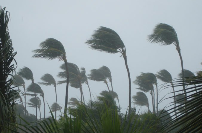 Mikronéziu a Guam ohrozuje tropická búrka, na niektorých ostrovoch platí varovanie pred tajfúnom