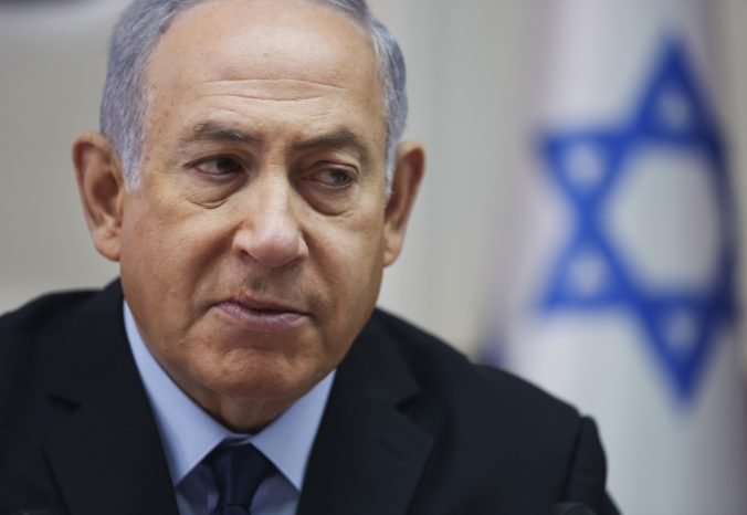 Proti Netanjahuovi sa spojili dve silné strany, podľa prieskumov ho môžu vo voľbách poraziť