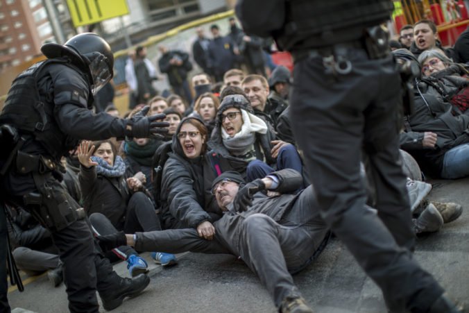 Separatisti zablokovali cesty aj železnice, protestujú aj proti procesu s lídrami Katalánska