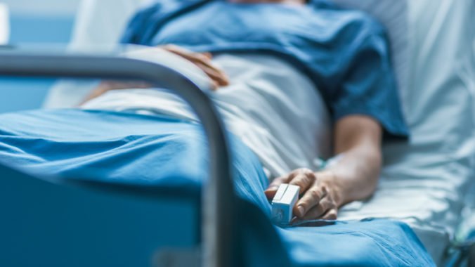 Vo Fakultnej nemocnici v Nitre zomrel pacient s chrípkou, zakázali návštevy na všetkých klinikách