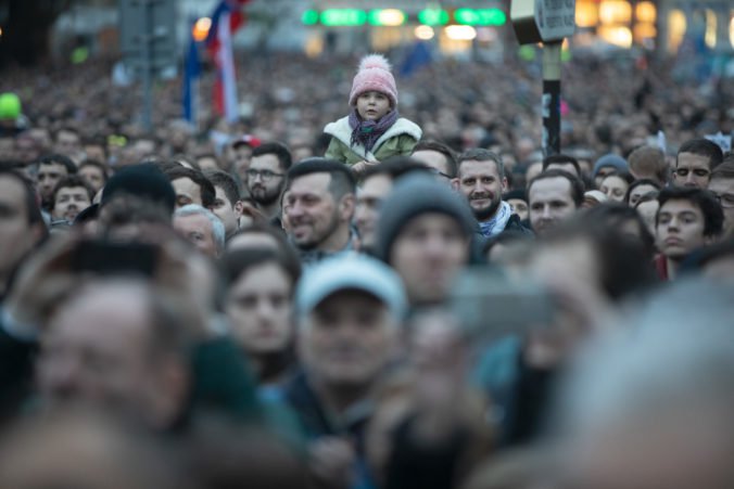 Vyše tisíc ľudí si v Nitre tichým pochodom pripomenulo Jána Kuciaka a Martinu Kušnírovú