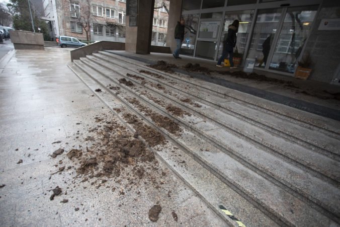 Foto: Protestujúci farmári vysypali hnoj pred budovy ministerstva a platobnej agentúry v Bratislave