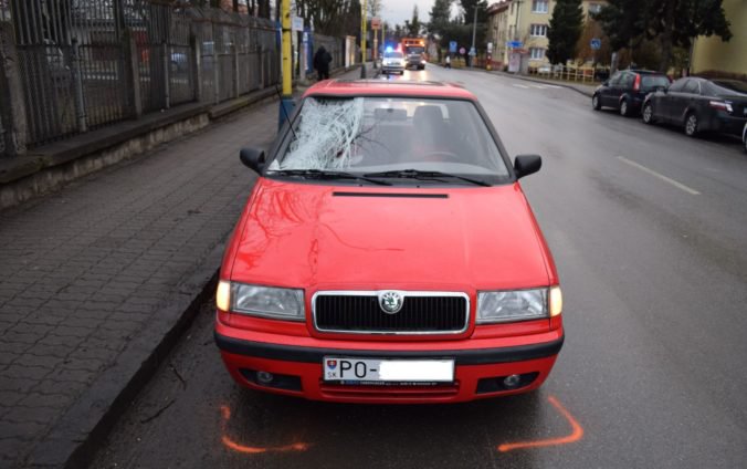 Foto: Starší vodič Felicie zrazil 55-ročnú chodkyňu, polícia hľadá svedkov dopravnej nehody