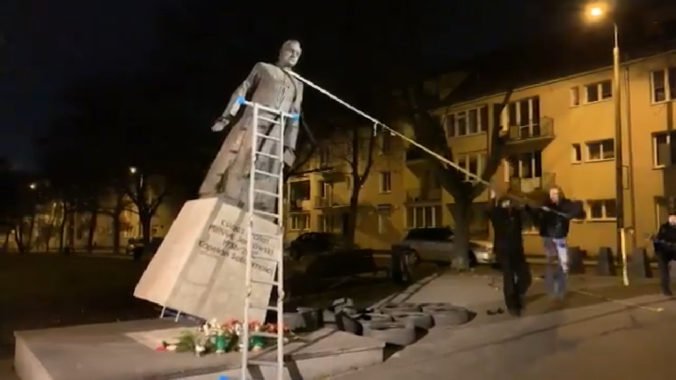 Video: Obvinili jedného z troch mužov, ktorí zhodili sochu zosnulého kňaza v Poľsku