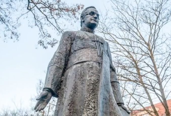 Video: V Gdansku opäť stojí strhnutá socha kňaza obvineného zo sexuálneho zneužívania