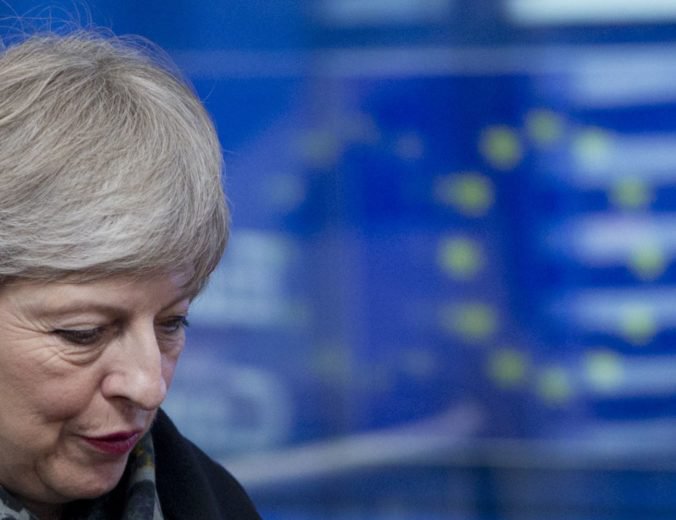 Premiérka Mayová odložila hlasovanie o brexite, opäť zavíta na rokovania do Bruselu
