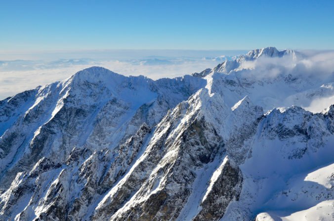 Vo vyšších polohách Západných a Vysokých Tatier platí mierne lavínové nebezpečenstvo