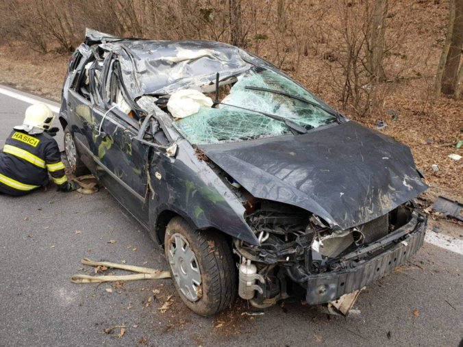 Foto: Vodič Fordu vyletel z cesty a narazil do stromov, nehodu neprežil