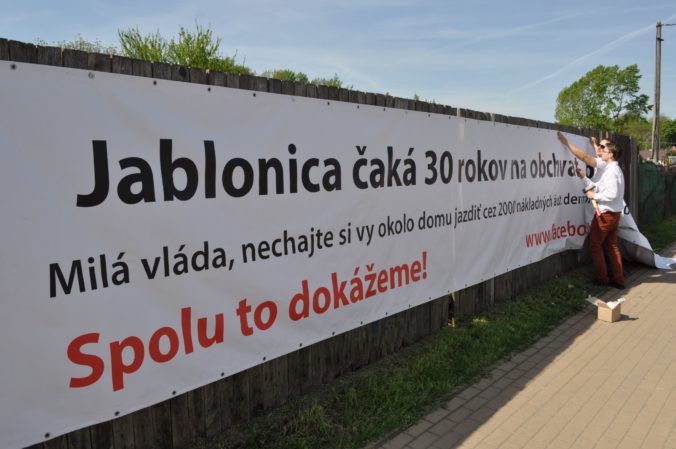 Obyvatelia Jablonice žiadajú obchvat obce, podľa cestárov má však prednosť mesto Senica