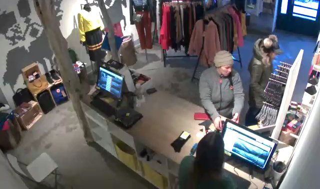 Foto: Objasňujú krádež v obchode, hľadajú osoby z kamerových záznamov