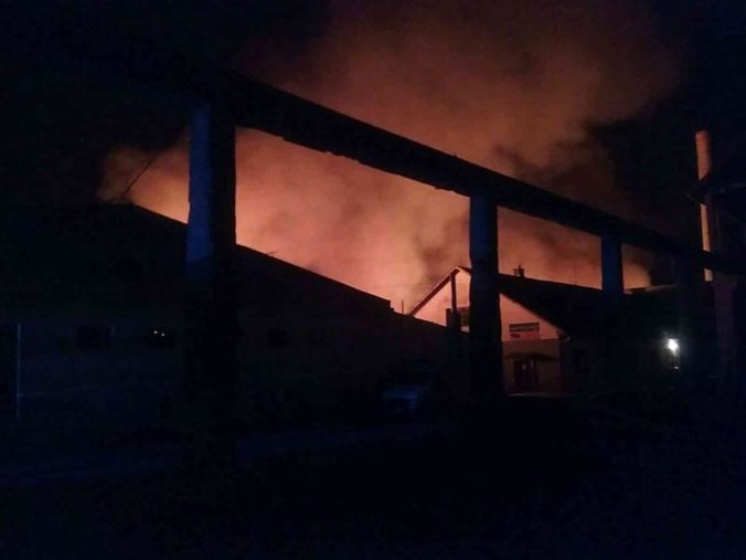 Foto: V Bánovciach nad Bebravou horí výrobná hala, škody predbežne presiahli 400-tisíc eur
