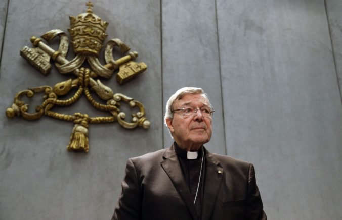 Vysokopostavený vatikánsky kardinál George Pell je vinný zo sexuálneho napadnutia dvoch chlapcov