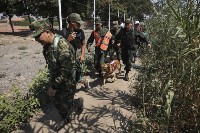 Stovky vojakov a policajtov utieklo z Venezuely, väčšina z nich dezertovala do Kolumbie