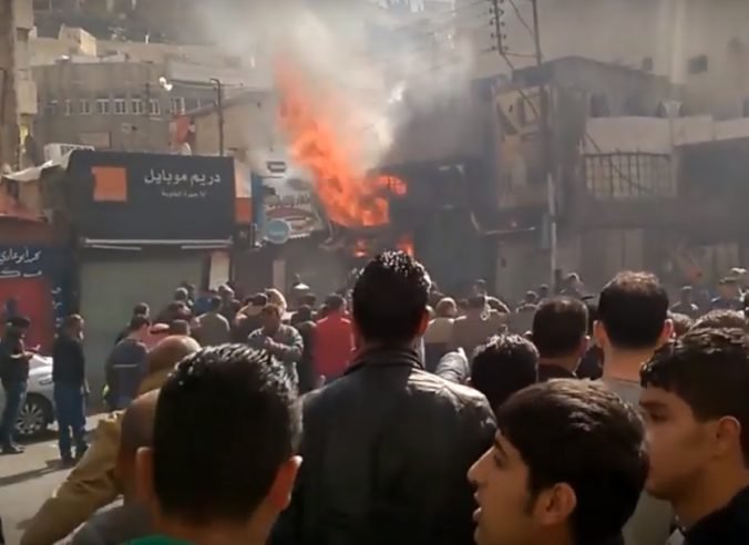 Video: Na vlakovej stanici v Káhire vypukol požiar, údajne ho spôsobil výbuch palivovej nádrže